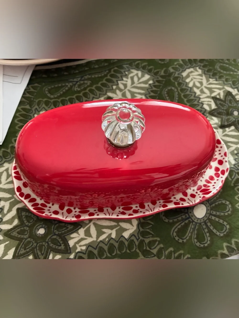 Pioneer Woman Red & White Butter Dish w/Glass Pull Top. EC. Embossed Floral Side